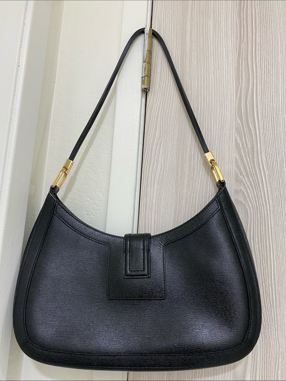 Gucci Black Leather Shoulder Bag with Gold G Buckle - Picture 3 of 15